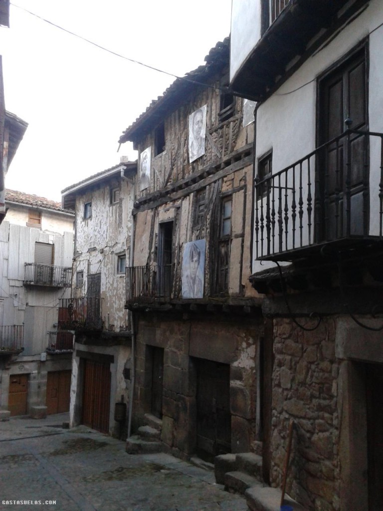 Retratos en las fachadas de Mogarraz (Salamanca)