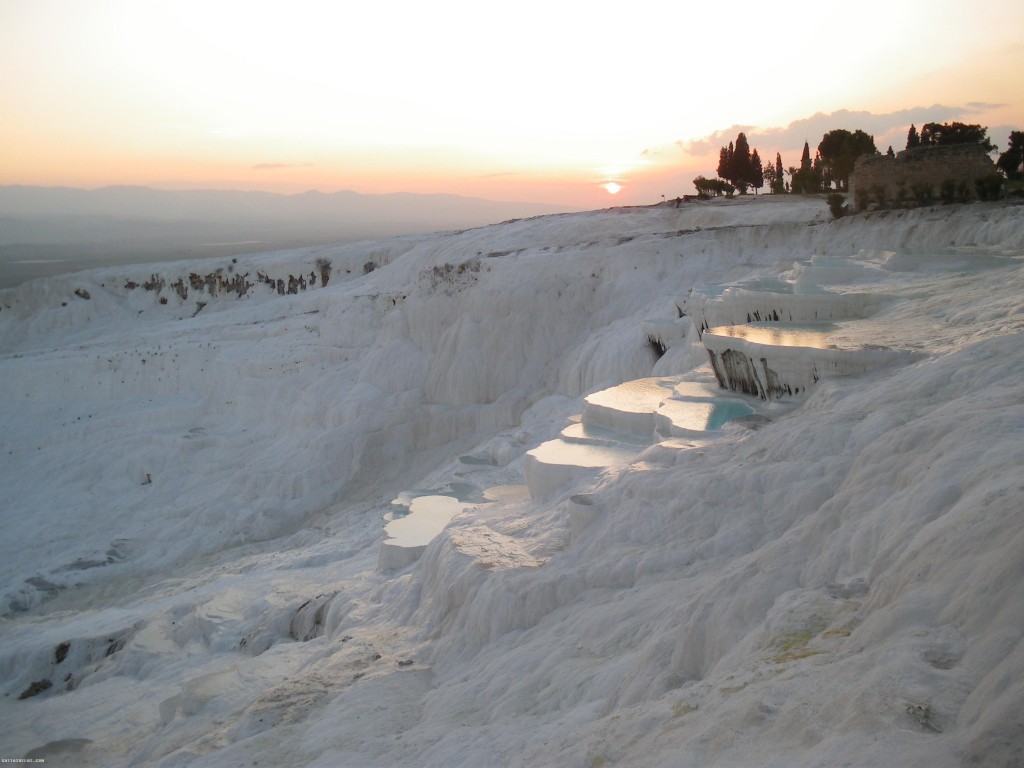 Terrazas de travertino blanco en Pamukkale (Turquía)