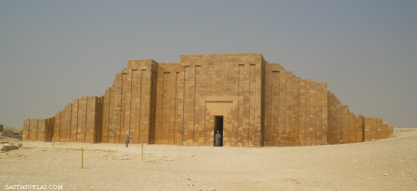 Acceso al Complejo funerario de la Pirámide Escalonada en Saqqara (Egipto)