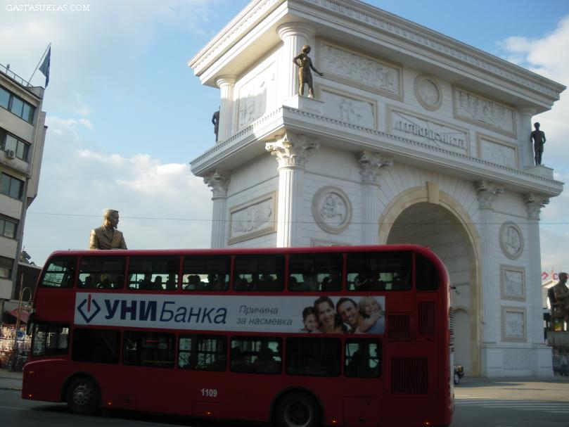 Autobús urbano frente a la Puerta de Macedonia en Skopje