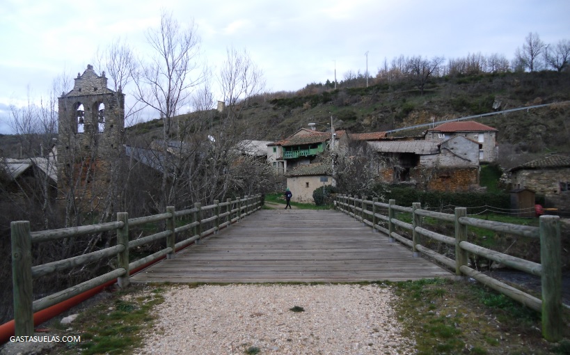 Puente sobre el río Omaña en La Omañuela (León)