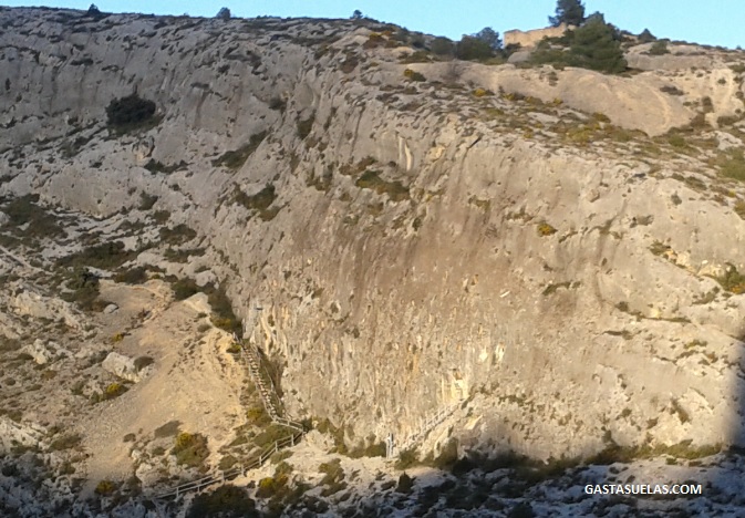 Senda a las Cuevas de los Moros (Covetes dels Moros) en Bocairent