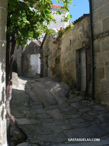 Calle típica en Combarro (Galicia)