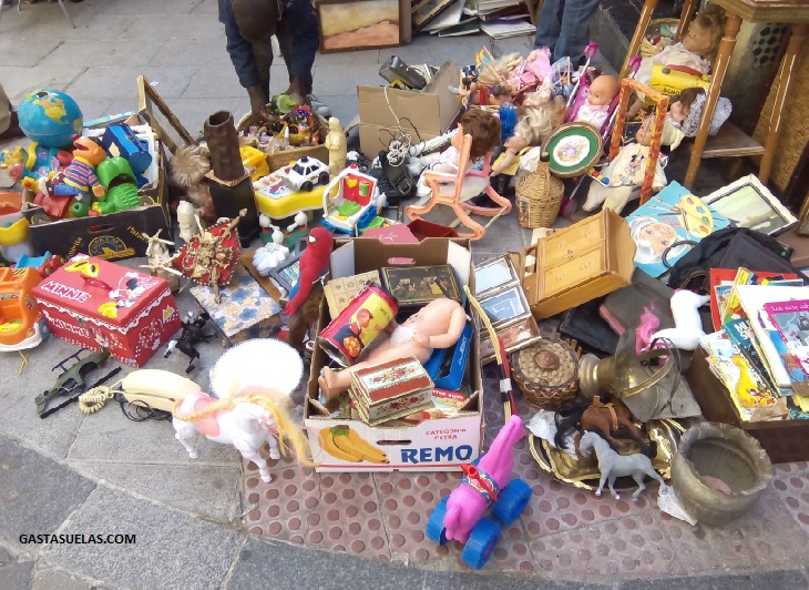 Puesto de juguetes usados en el Rastro (Madrid)