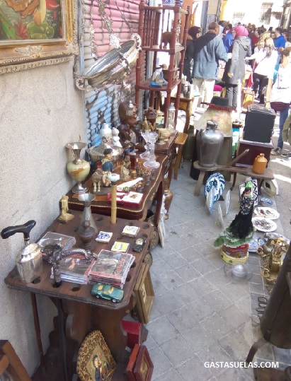 Venta de objetos de segunda mano en El Rastro (Madrid)