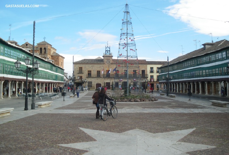 Plaza Mayor y edificio del Ayuntamiento de Almagro (Ciudad Real)