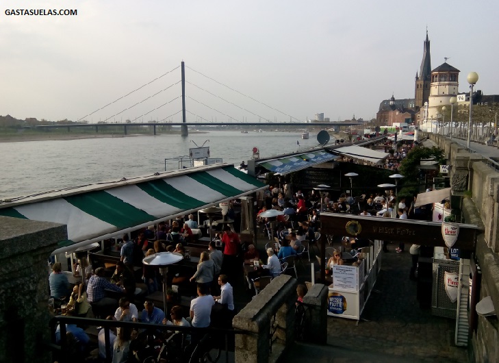 El río Rin a su paso por el casco histórico de Düsseldorf