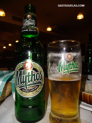 Cerveza Mythos típica en Grecia
