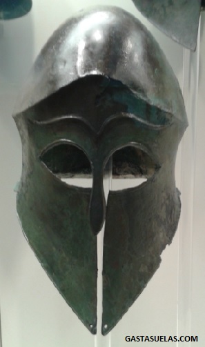 Casco de bronce en el Museo de Olimpia (Grecia)