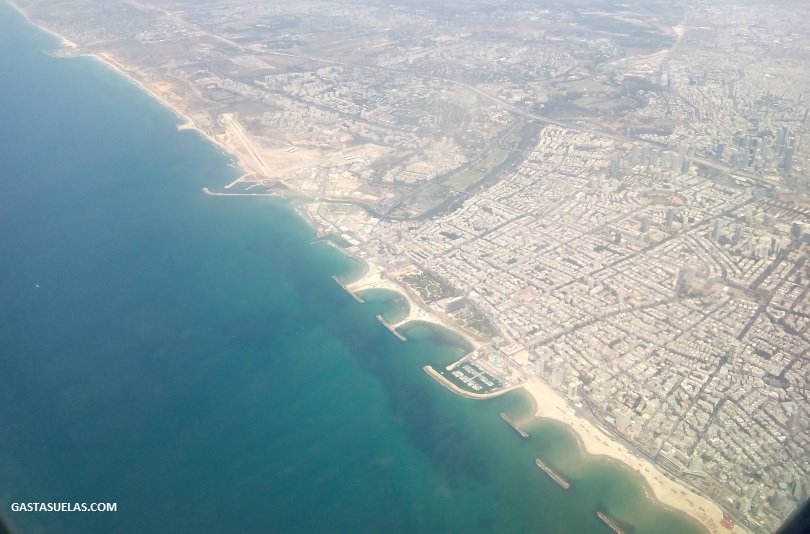 Sobrevolando las playas de Tel Aviv (Israel)