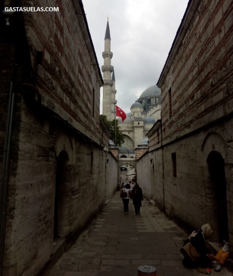 Calle en el centro histórico de Estambul (Turquía)