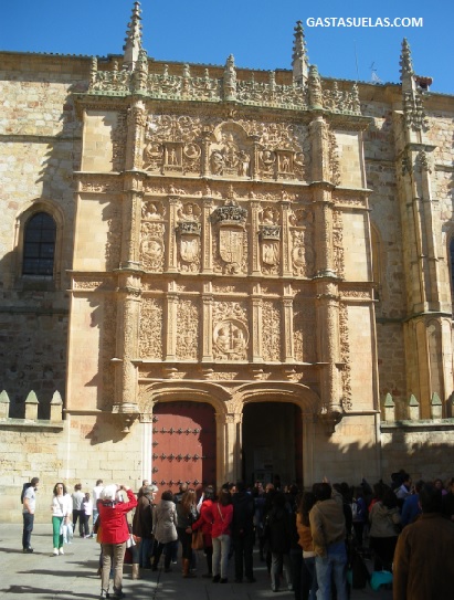 Turistas frente a la fachada de la Universidad de Salamanca