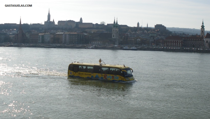 Autobús anfibio en el Danubio (Budapest)