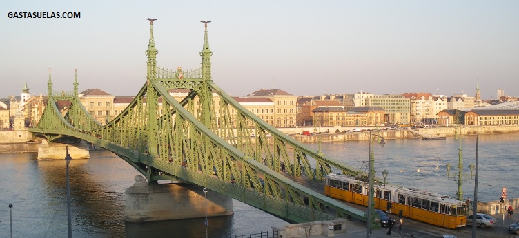 Tranvía sobre Szabadság híd (Budapest)