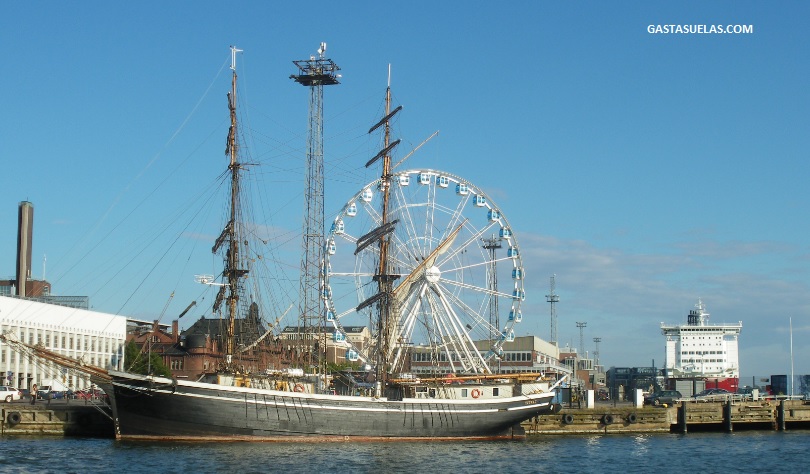 Barco de época en el Puerto Sur de Helsinki