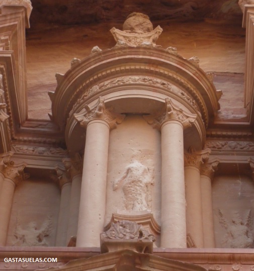 Detalle de la fachada de Al-Khazneh con la urna del tesoro (Petra)