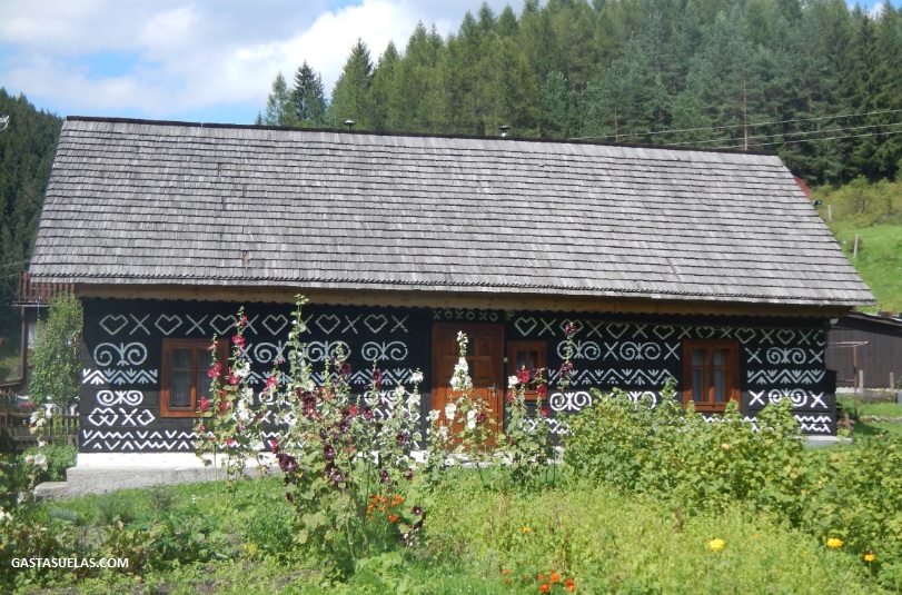 Casa de madera con dibujos geométricos en Čičmany (Eslovaquia)