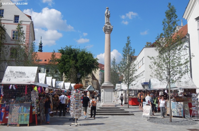 Mercado al aire libre en la Plaza Frantiskánse (Bratislava)