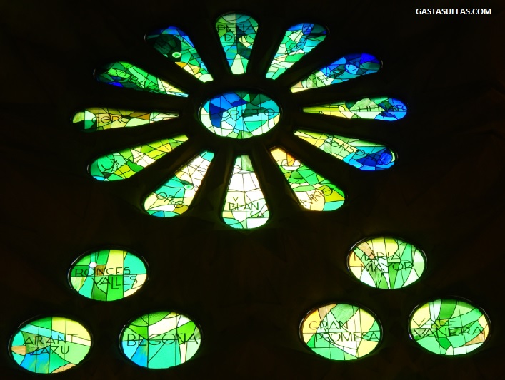 Detalle de una vidriera en la Sagrada Familia (Barcelona)