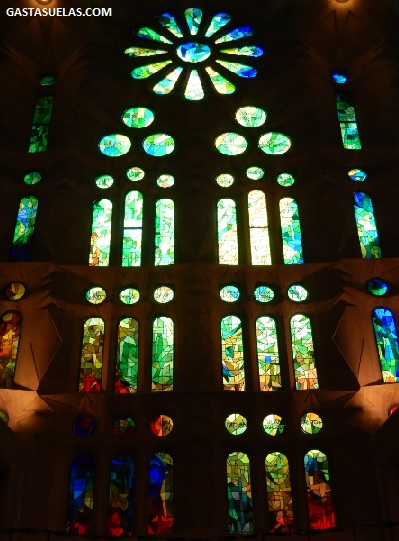 Colorida vidriera en la Sagrada Familia (Barcelona)