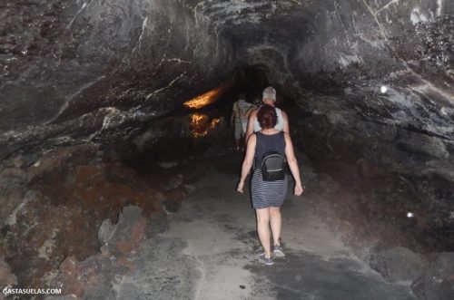 Tubo volcánico en la Cueva de los Verdes (Lanzarote)