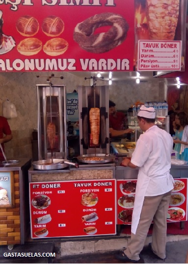 Puesto callejero de Kebab en Estambul