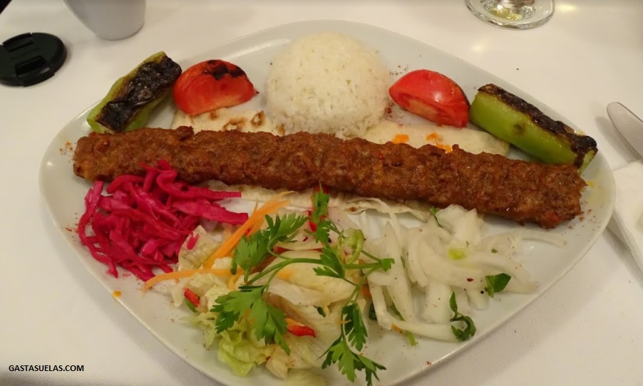Típico Kebab de Adana en Estambul (Turquía)