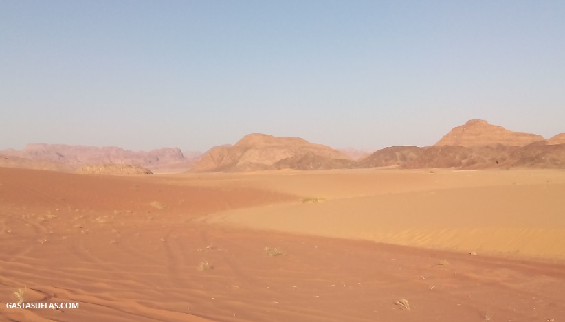 Arena de colores en el desierto de Wadi Rum (Jordania)