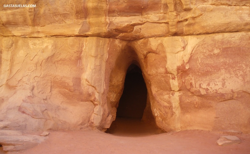 Entrada a una cueva en el desierto de Wadi Rum (Jordania)
