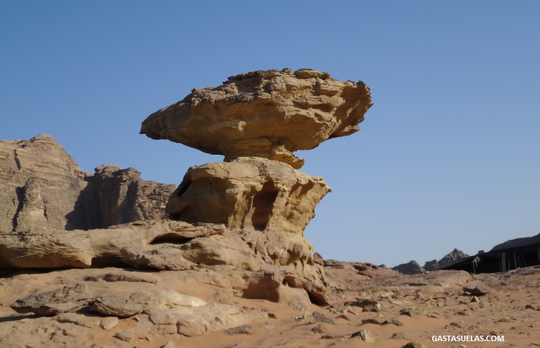 Formación rocosa singular en Wadi Rum (Jordania)