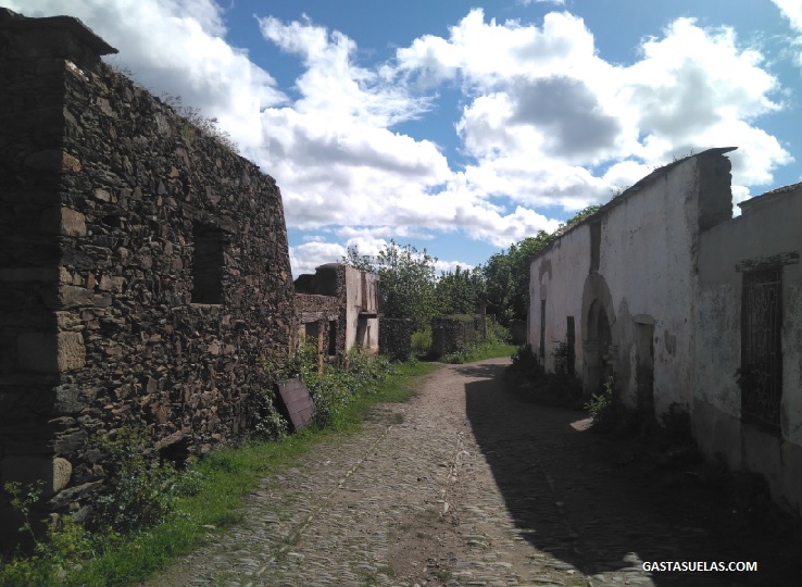 Edificios abandonados en Granadilla (Cáceres)