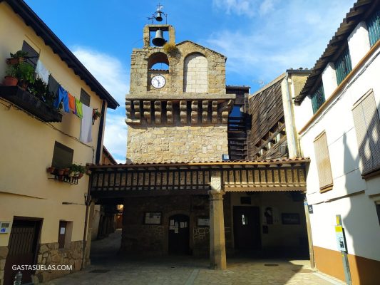 Soportales y Torre del Concejo en Sequeros (Sierra de Francia, Salamanca)