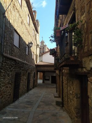 Calle en el centro de Sequeros (Sierra de Francia, Salamanca)