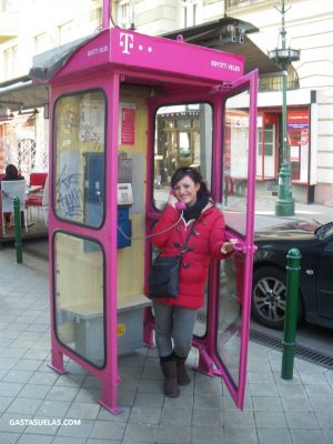 Cabina telefónica rosa en Budapest (Hungría)