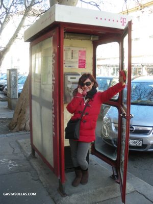 Cabina telefónica roja en Budapest (Hungría)