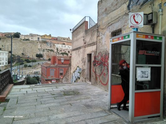 Cabina telefónica en Cagliari (Cerdeña, Italia)