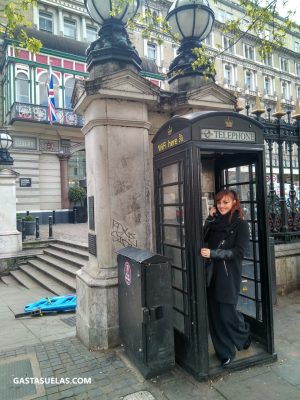 Cabina telefónica negra en Londres (Inglaterra)