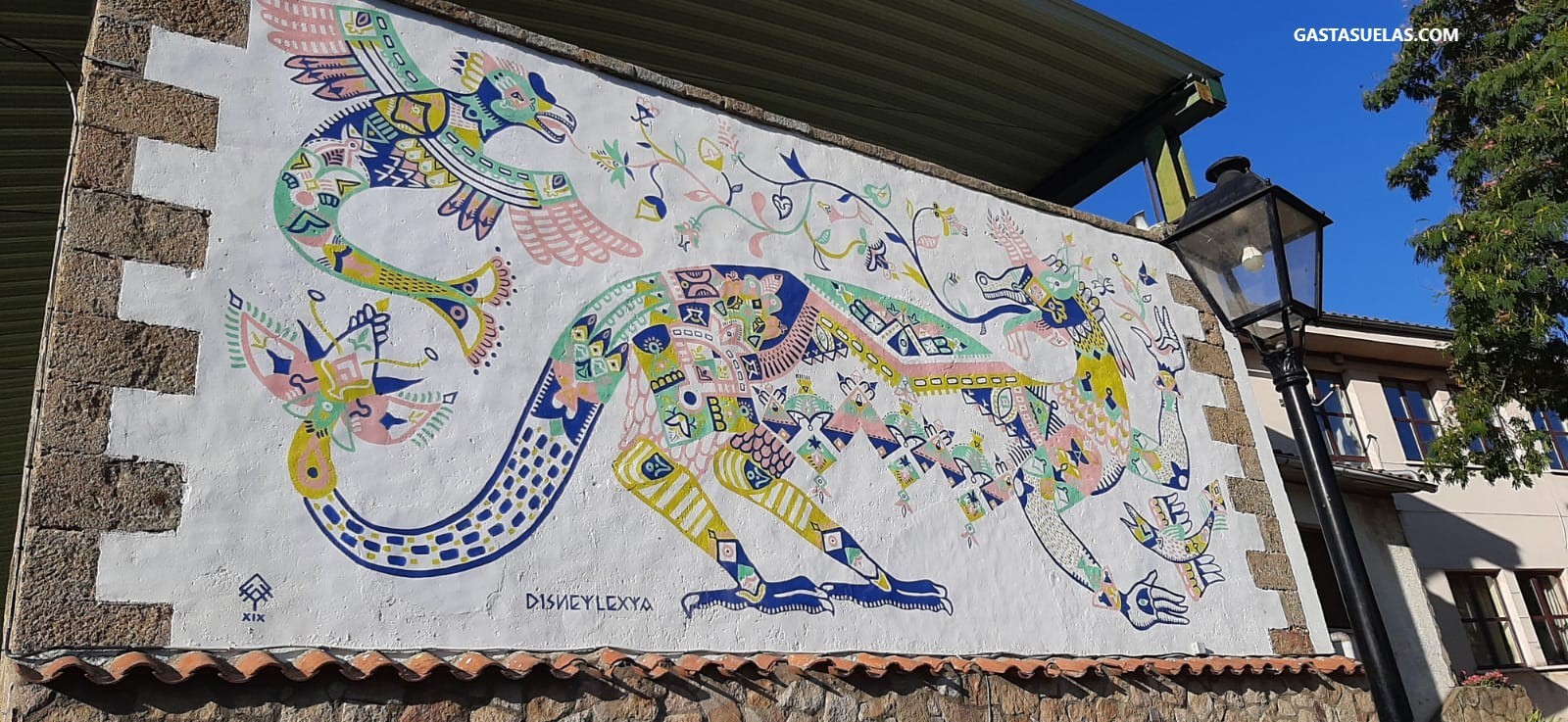 Mural con elementos serranos en Garcibuey (Sierra de Francia, Salamanca)