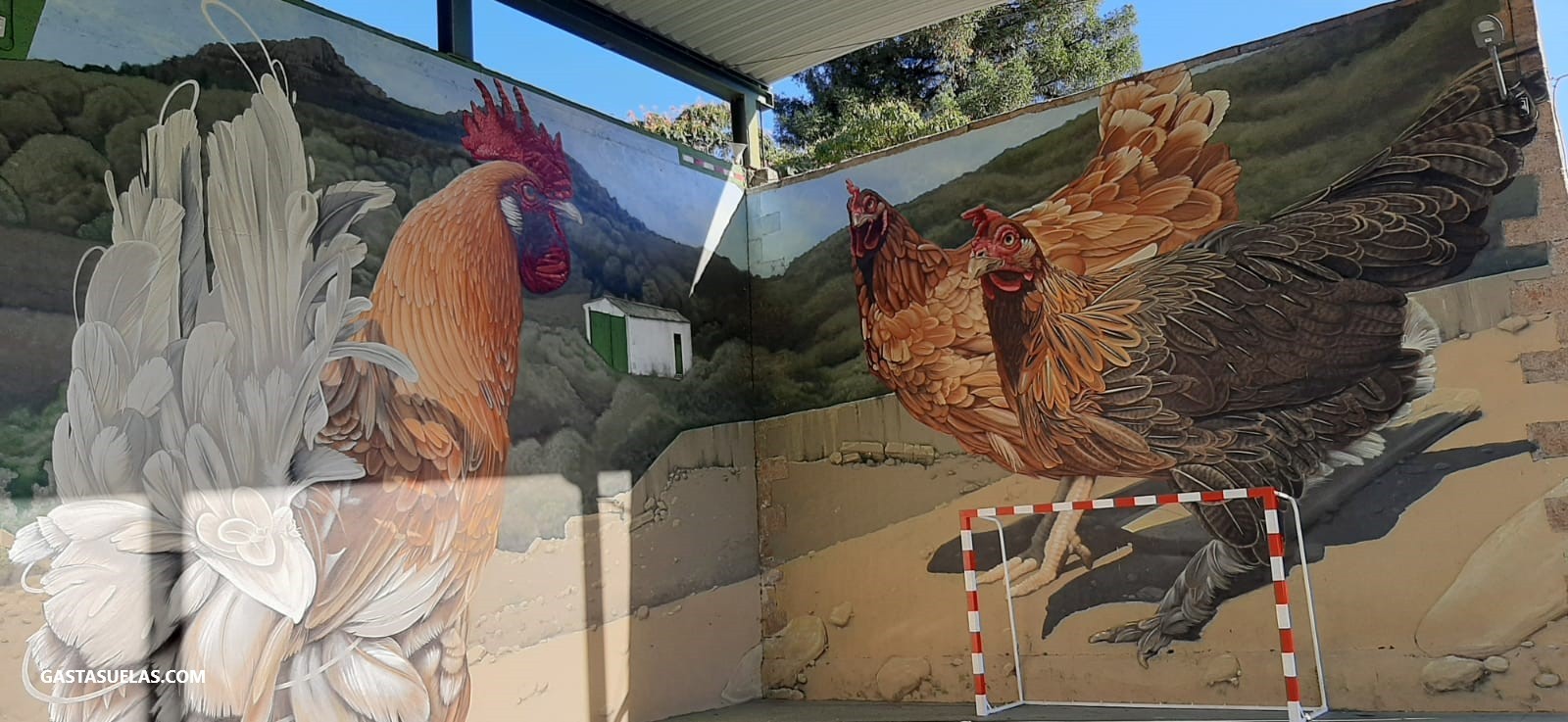 Mural de arte urbano "Gallo y Gallinas" en Garcibuey (Sierra de Francia, Salamanca) 