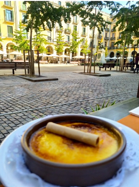 Terraza y crema Catalana en Restaurante Casa Marieta (Girona)