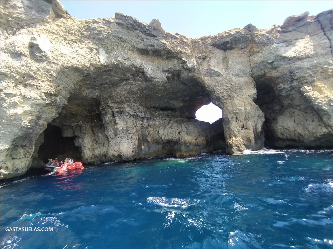 Cuevas en los acantilados de la Isla de Comino (Malta)