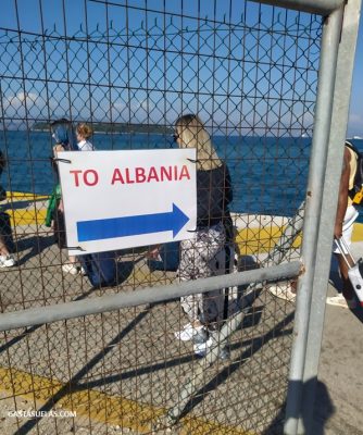 Señalización para ir a Albania en el puerto de Corfú (Grecia)