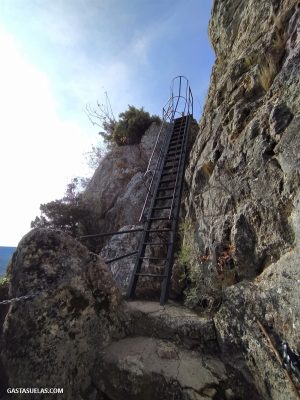 Escalera de subida a las Tetas de Viana (Guadalajara)