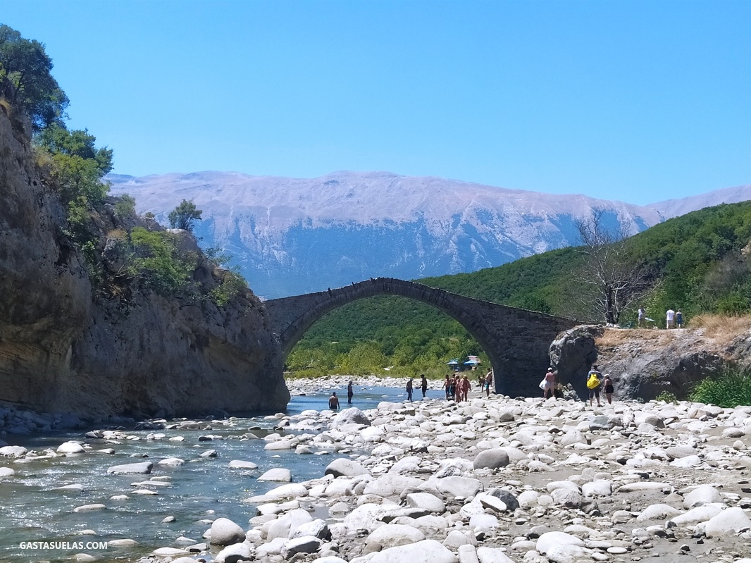Puente otomano de Kadiut en el Cañón de Langarica (Albania)
