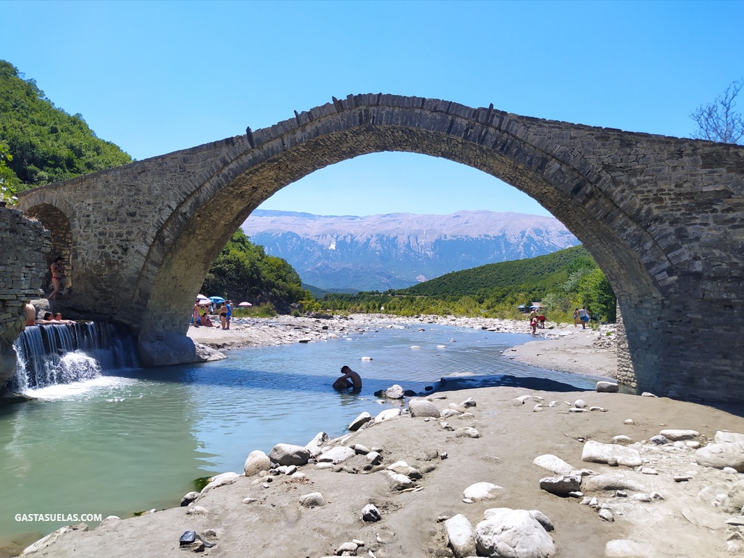 Puente otomano de Kadiut en el Cañón de Langarica (Albania)