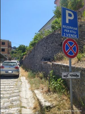 Zona de aparcamiento restringido en Gjirokastër (Albania)