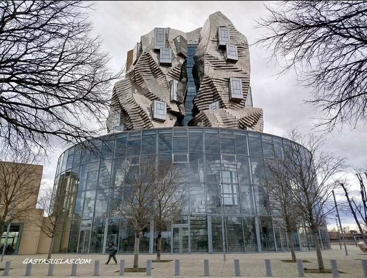 Torre de Frank Gerhy en Arlés (Provenza, Francia)