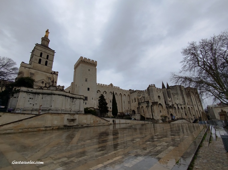 Palacio de los Papas desde Place du Palais (Aviñón, Provenza)