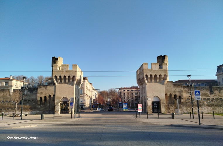 Muralla medieval en Puerta de la República (Aviñón, Provenza, Francia)