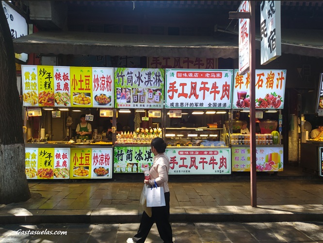Puesto-de-comida-en-el-Barrio-Musulmán-de-Xi'an-(China) Puesto de comida en el Barrio Musulmán de Xi'an (China)